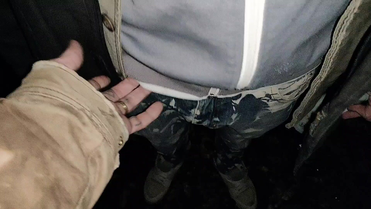 Bekleyemedi, gece açık havada azdırıyor!