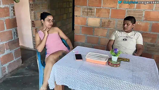 Я делаю красные стринги в сторону и заставляю ее кричать.