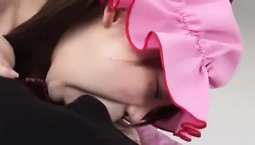 Wanita dewasa rambut cokelat dengan kostum pink dicrot di muka banyak banget