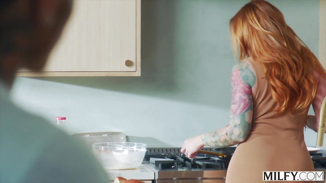 Милфа-фигуристая мама София соблазняется студентом-с большим черным членом