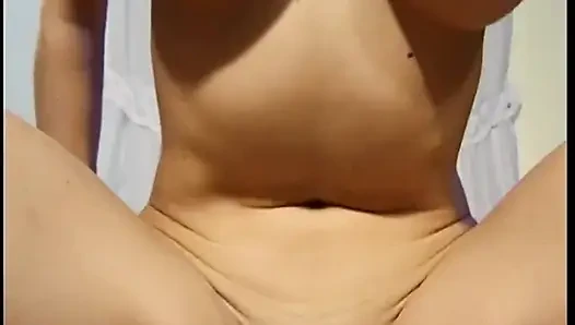 Tante semok rambut cokelat lagi asik fingering dan muasin lubangnya pakai mainan seks