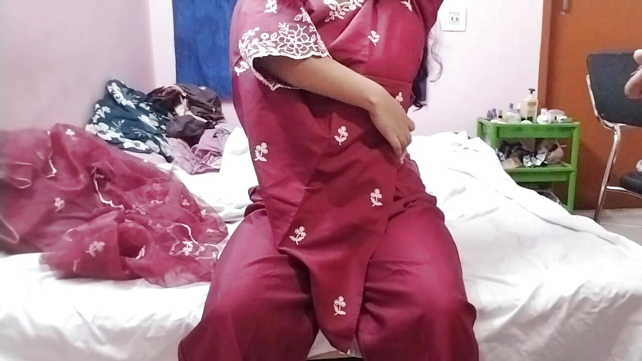 Marido está sendo safado na frente de sua cunhada virgem