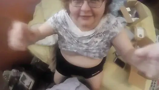 İri güzel kadın amıyla oynuyor ve ateşli ıslak yarak emiyor!