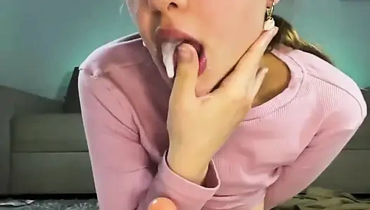 Büyük yarağa biniyor ve seksi oral seks