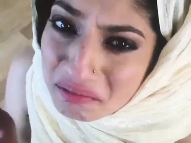 Desi bhabhi engolindo porra comer esperma na boca saborosa carga