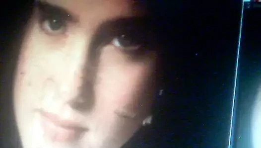 jennifer connelly'nin yüzüne geliyor
