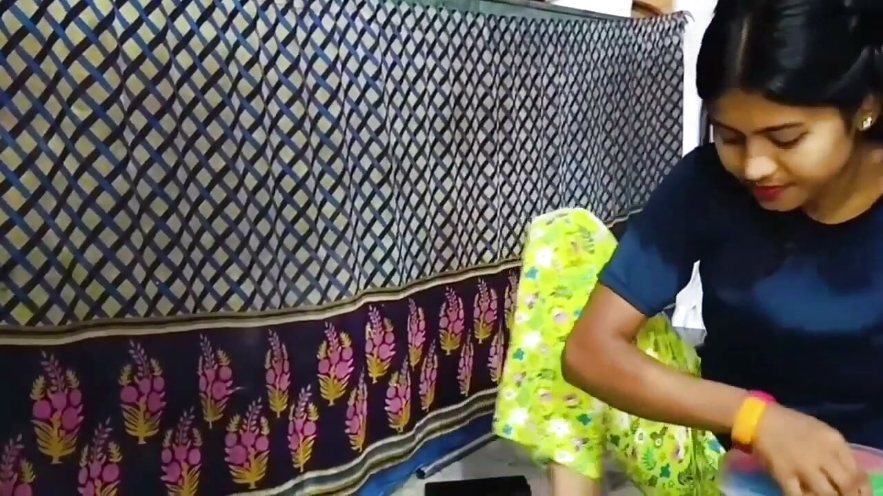Desi Bhabhi velike sise dekolte izazov u kuhinji vrući indijski seoski devojke otkrivene hindi video