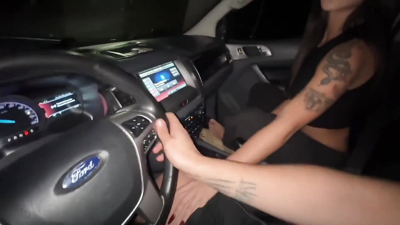 Meu amigo me leva para casa, eu fico com tesão e fodemos no carro dele! Annacherry7