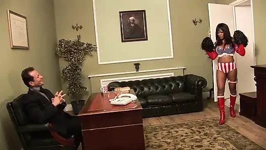 Чернокожей лижут ее пизду, прежде чем белый ебарь трахает ее