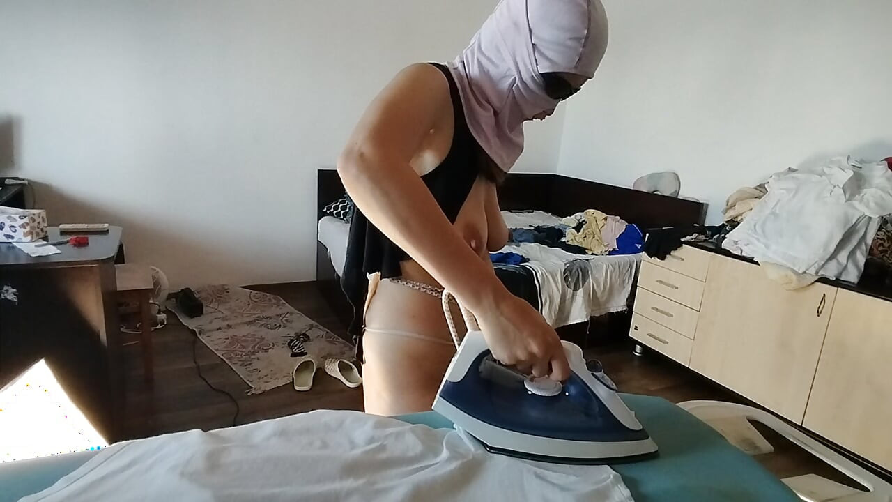 Sexy manželka dělá domácí práce nahá. Bruneta, chlupatá kundička, velký zadek, velká prsa. Sexy máma se masíruje vibrátorem.