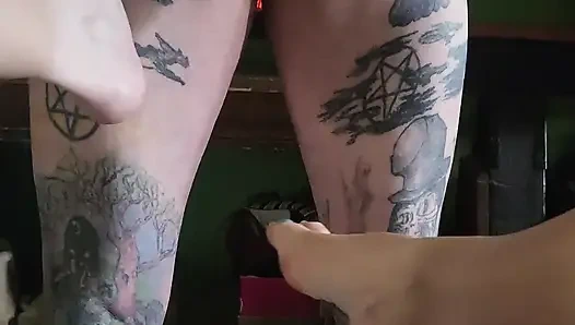 Хорошая девушка развлекается с пыткой яиц, ступнями