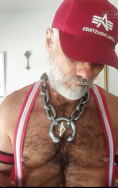 Üvey baba garını aydınlatıyor