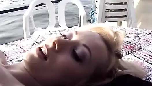Französische lesben haben spaß beim lecken im freien