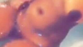 Une somalienne nue dans une baignoire