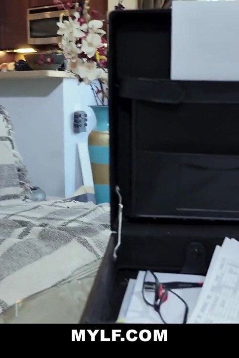 Kiara Edwards Stay Home MILF POV Sex