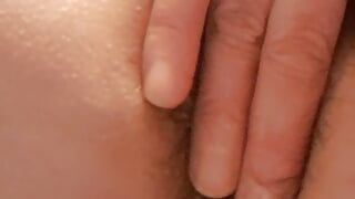 Stiefmutter fingert das anal, um es zu öffnen, es ist sehr geschlossen