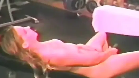 İki lezbiyen spor salonunda spor yapıyor ve sikişiyor