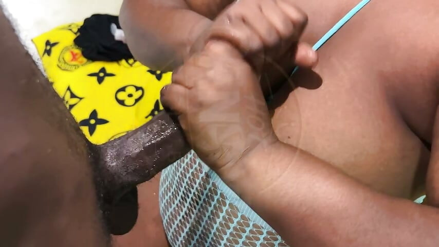 Handjob hasta que se corrió en mis tetas