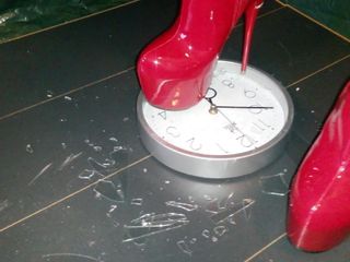 Lady L zgniatać zegar z czerwonymi butami.