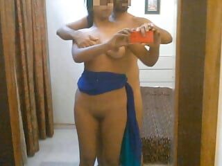 Con la mia sexy moglie del villaggio Priya, cercando di afferrare le sue belle tette mentre è nuda tenendo la telecamera!  Rallentatore! E21