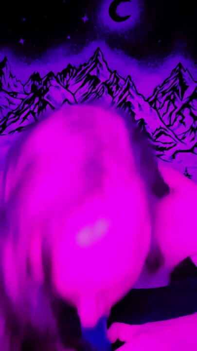 Wyrd Kaleigh bú đồ chơi mới của cô ấy