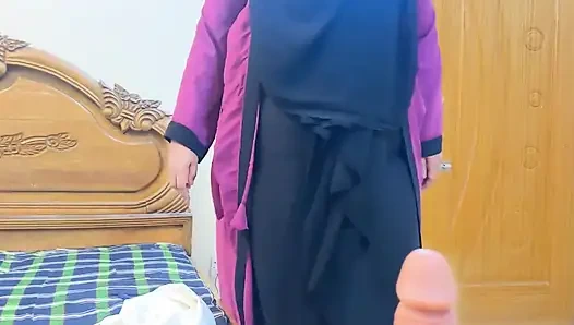 Bakış açısı: Arap Müslüman hizmetçi yatakta patronun yarağını görüyor sonra ateşli hizmetçi ona sakso çekiyor - güzel