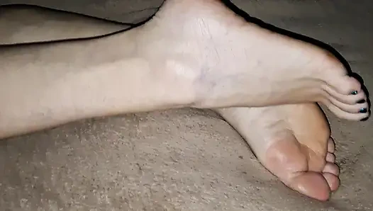 Geile oma von nebenan liebt es, mich mit ihren füßen zu necken