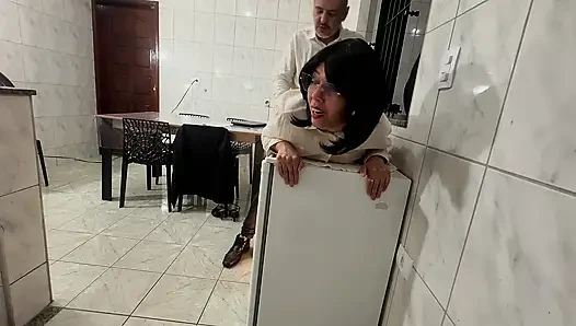 Yüksek güçlü bir yönetici bir iş toplantısı sırasında götünü ve amını siktiriyor.
