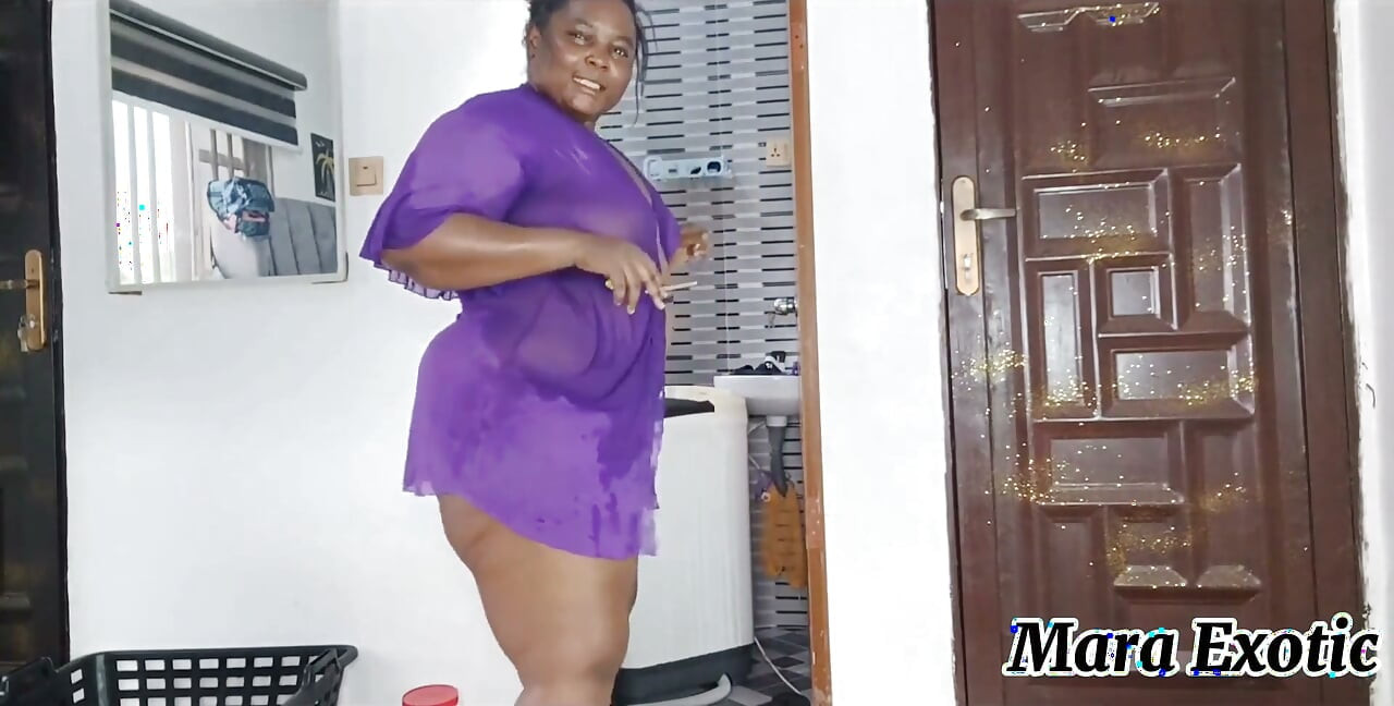 Cewek semok kulit hitam lagi cuci baju dan vibing - mara exotic