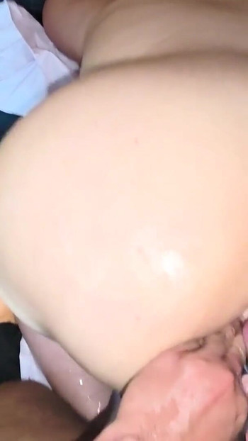 हमें खाना बर्बाद नहीं करना चाहिए ... जो मेरी गांड से निकलता है | क्लिप 1