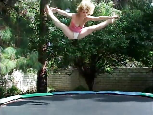 Potetovaná blonďatá kundička s velkými přírodními prsy šuká na zahradě