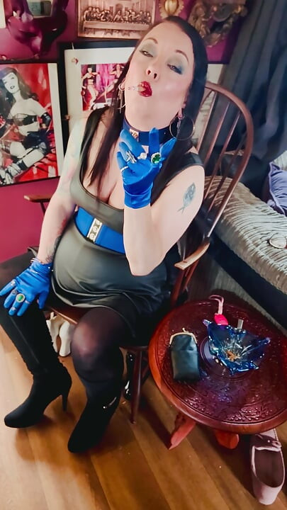 Botas, luvas e um cigarro! Tina Snua fumando um cig em botas altas do joelho - OMI OME Snap inhales à deriva