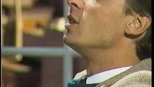 Blonde schlampe mit einer rasierten muschi liebt es, von einem großen schwanz hart gefickt zu werden