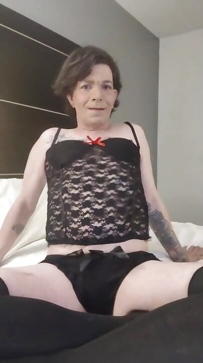 Kadın kılıklı vücudunu göstermeyi seviyor.