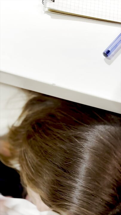 Min sekreterare suger min kuk för en lönehöjning på kontoret