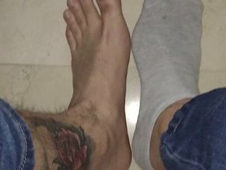 Un homme fait une vidéo des pieds pour les fétichistes