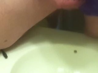 Cumming en pissy púrpura mariquita bragas