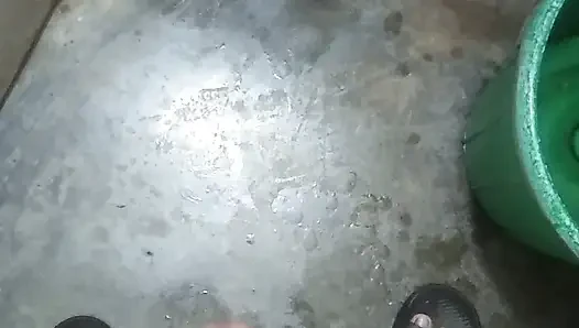 Bu yüzden banyoya gittim, ellerime sabun koydum ve koluna vurdum