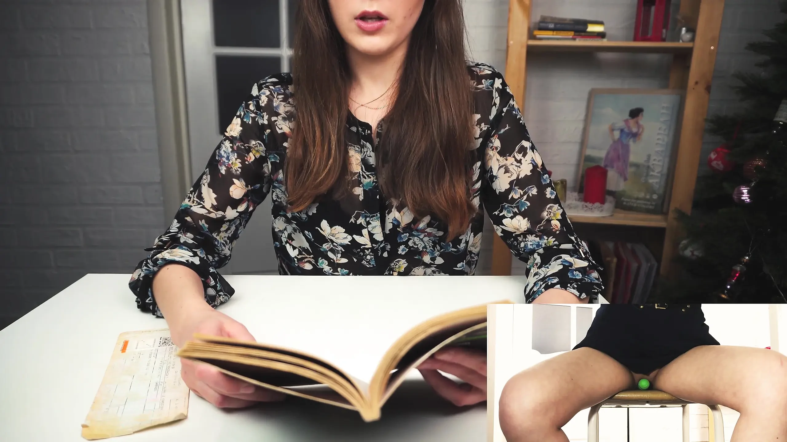 Literal orgasmo de uma jovem beleza. Sentado em um vibrador