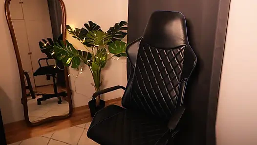 Она сосет дилдо своими мягкими губами