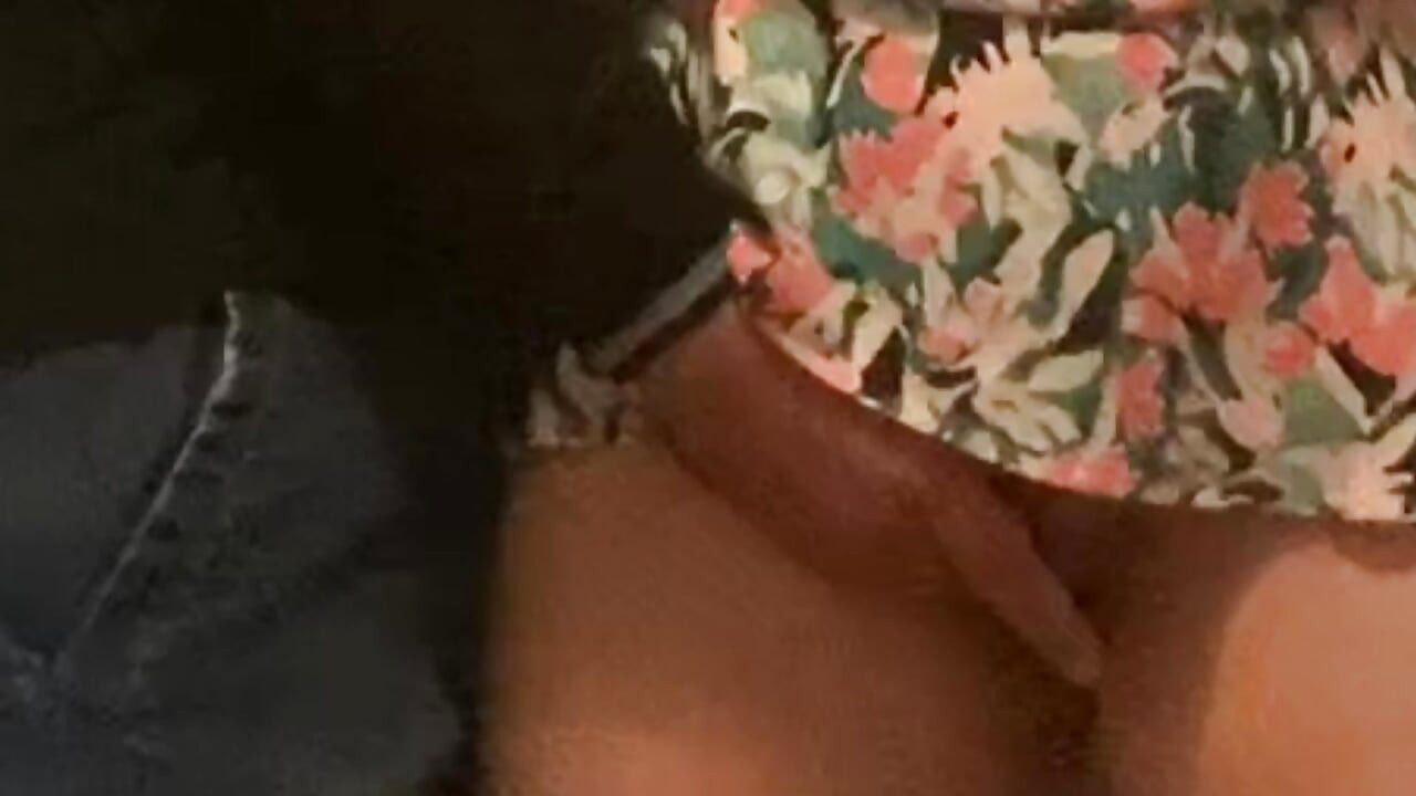 Onnekas Milf masturboi metrossa perverssin toimesta