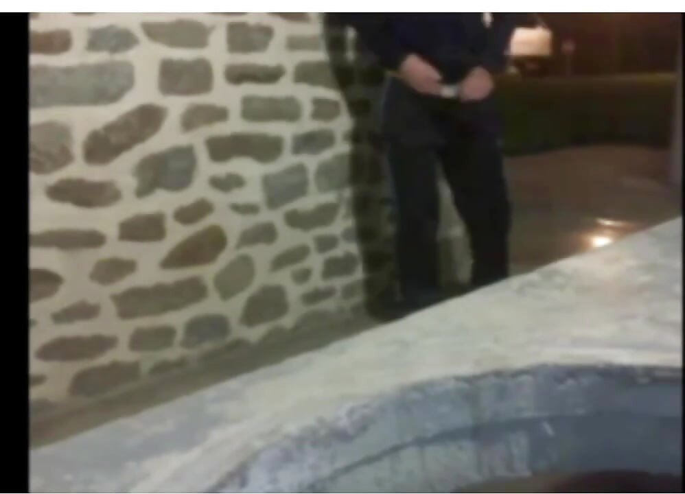 انضم إلي سائق شاحنة في موقف السيارات ، قرنية جدا ، في حمامات موقف السيارات.