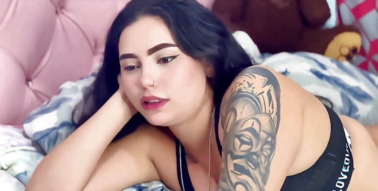 Wirusowy 2026! Ekshibicjonista Dj Kitty masturbuje się w czarnej bieliźnie, aż podłoga jest mokra