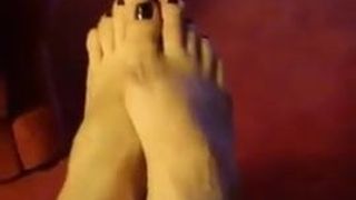 Seksowne stopy mamuśki Tanja z czarnym lakierem