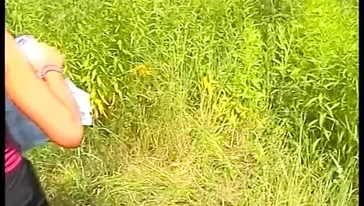 Kıllı sarışın piliç açık havada amını havuçla dolduruyor