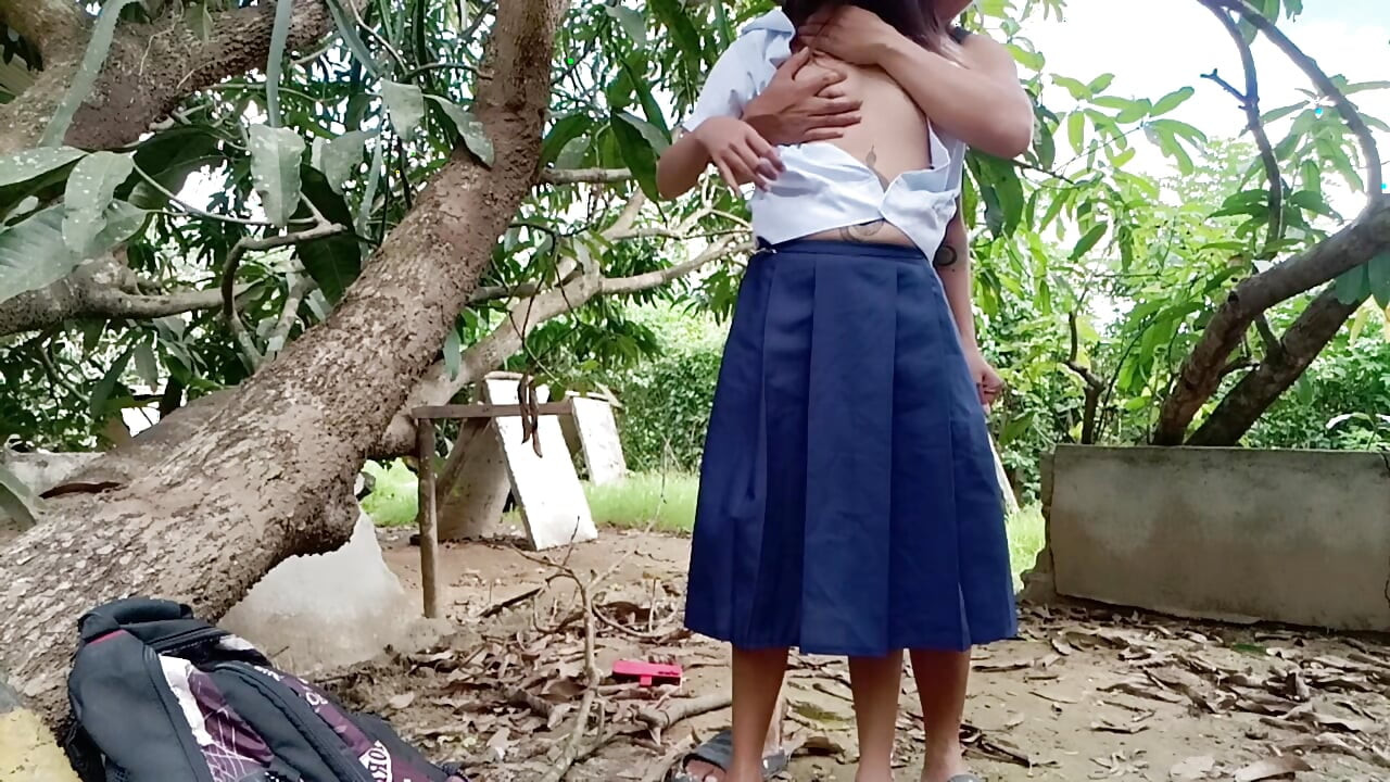 18 YAŞıNDAKI BIR ÖĞRENCININ BIR YABANCıYLA HERKESIN IÇINDE VIRAL SEKS