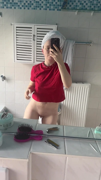 长阴唇和坚硬的乳头
