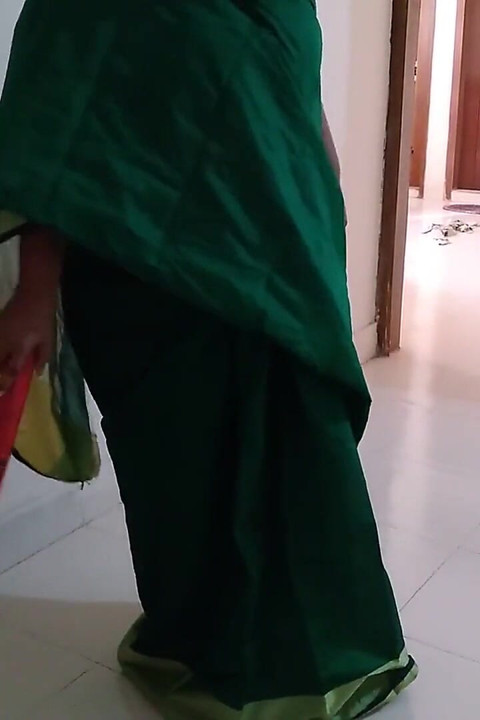 Follada india mucama Simran vistiendo sari enormes tetas y culo