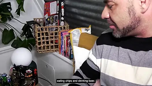 Niederländischer porno: Er fickt, sie isst chips! Sexybuurvrouw