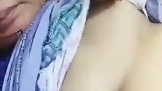 Assamska ciocia pokazuje dojrzałe owłosione cipki